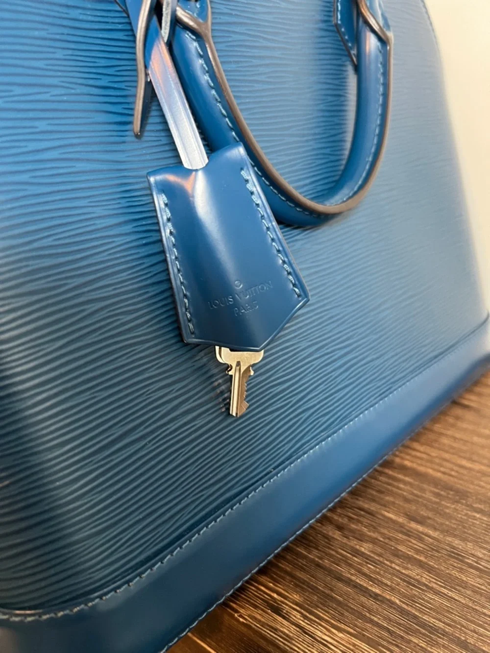 Louis Vuitton Blue Epi Alma PM handbag - Picture 5 of 9